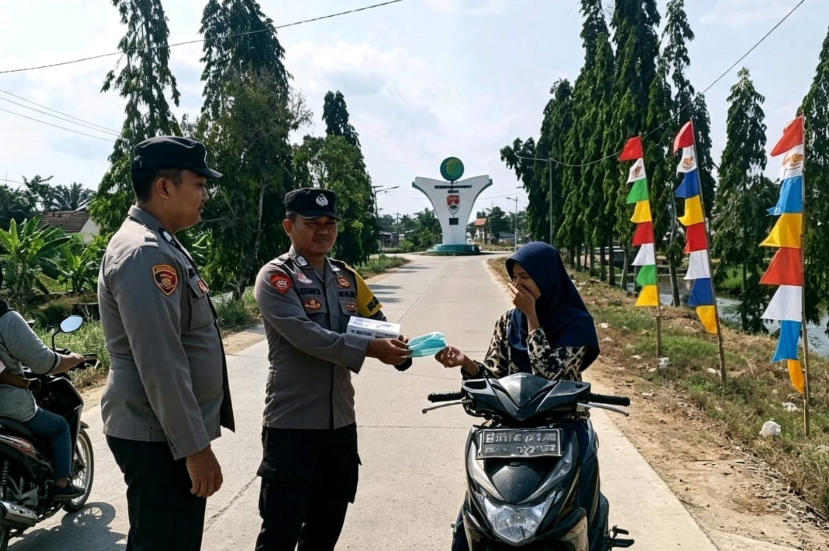 Antisipasi Abu Vulkanik Erupsi GAK, Polres Mesuji Turun Langsung Bagikan Masker di Sejumlah Wilayah