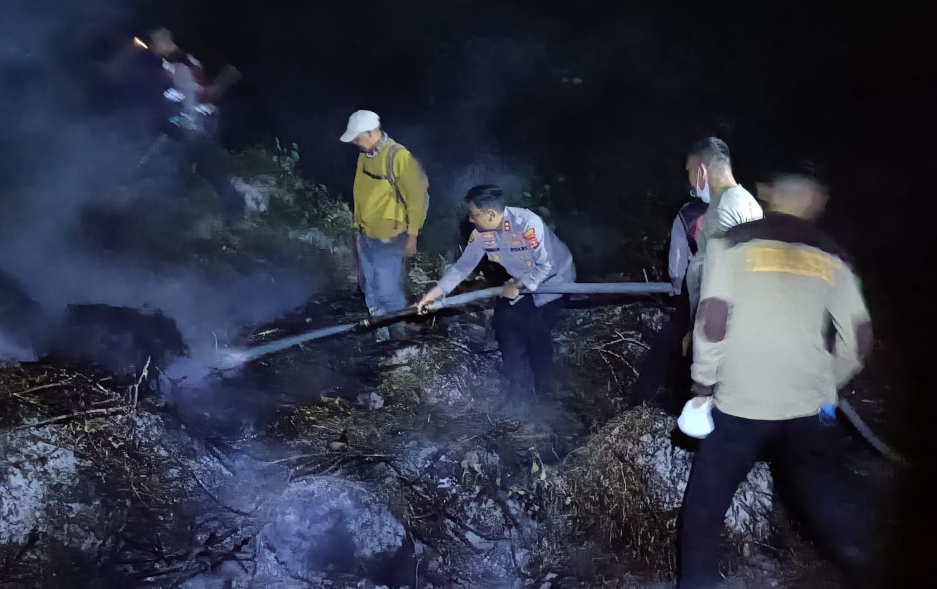 Gerak Cepat Kapolres Mesuji Tangani Kebakaran 21 Hektar Lahan Tebu di Tengah Malam