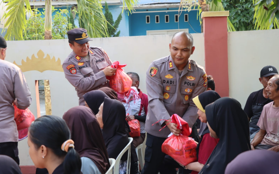 Kapolres Pringsewu AKBP Dadi Perdana Putra Turun Langsung Sapa Warga, Bagikan Sembako Jelang HUT RI
