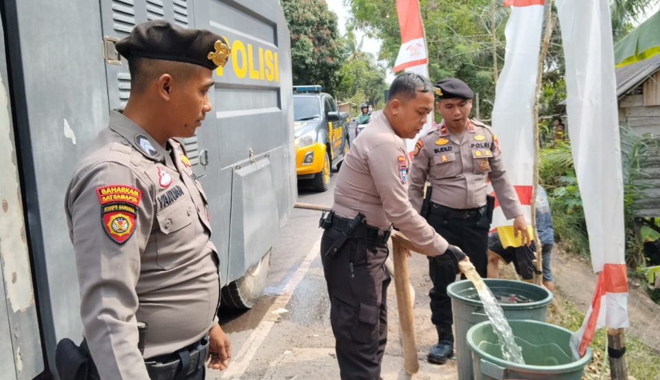 Polres Mesuji Hadir di Tengah Warga, Salurkan Bantuan Air Bersih ke Labuhan Permai