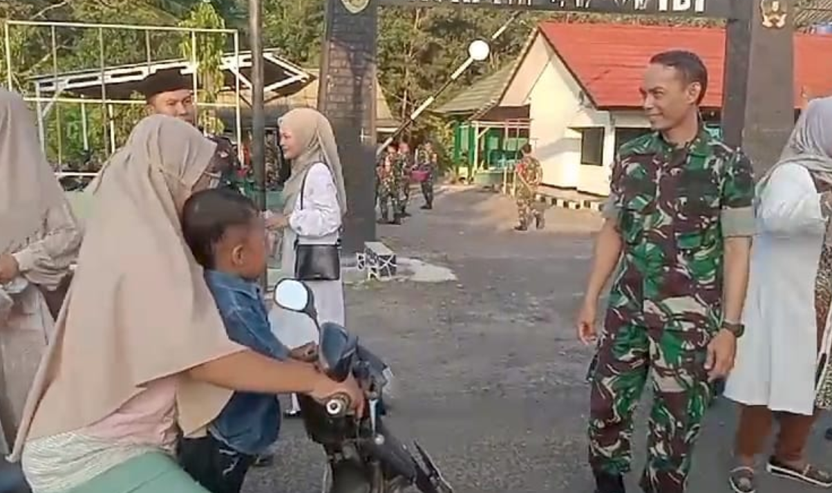 Anggota Koramil Bagikan Takjil kepada Masyarakat Tubaba di Bulan Suci Ramadhan 1446 H