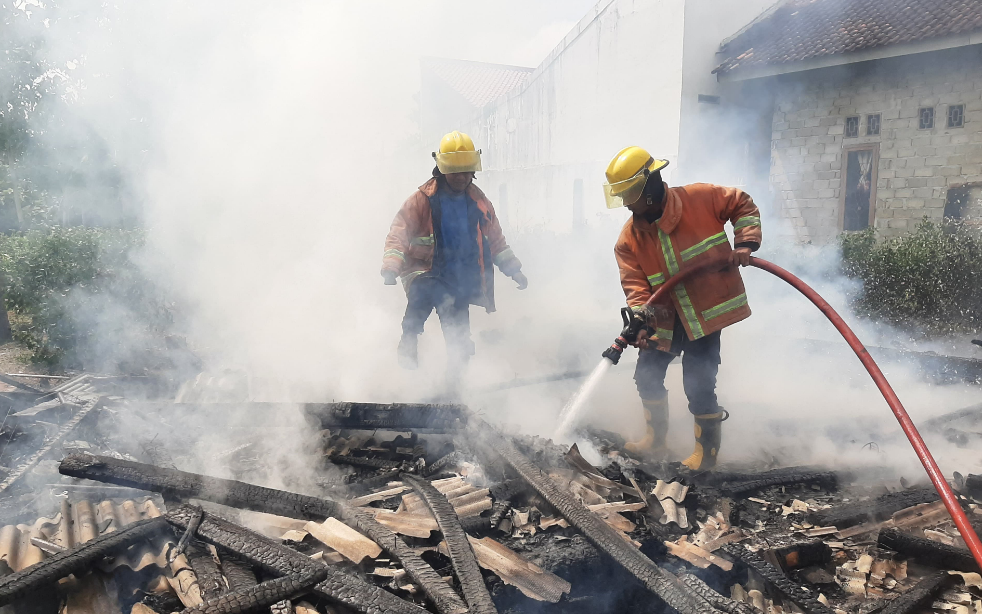 Si Jago Merah Hanguskan Rumah Warga Yosodadi, Diduga Akibat Api Kayu Bakar