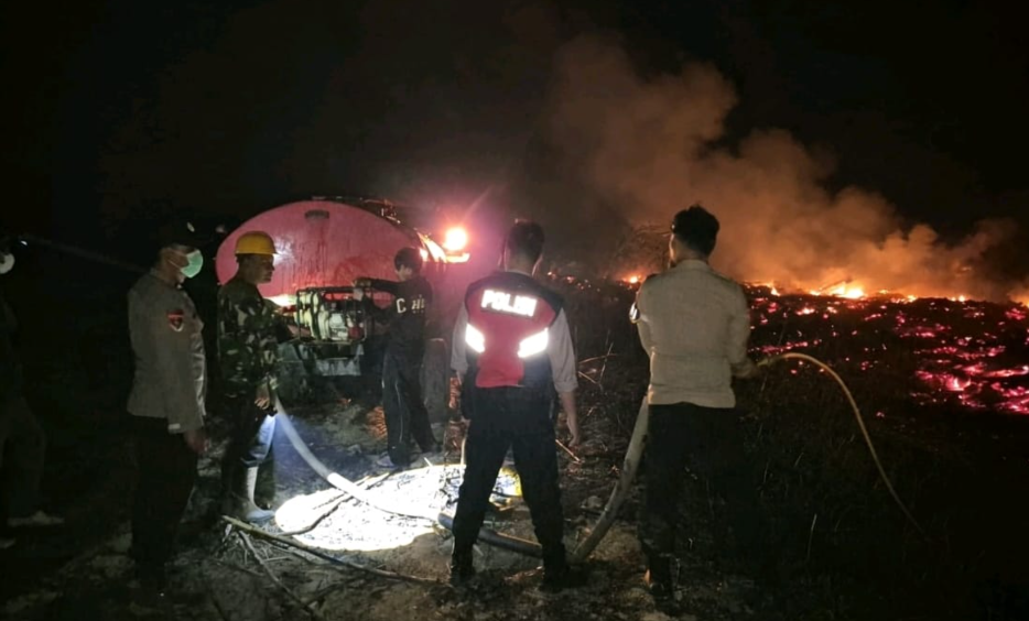Kebakaran Lahan di Mesuji, Kapolres Firdaus Pimpin Langsung Pemadaman 13 Titik Api