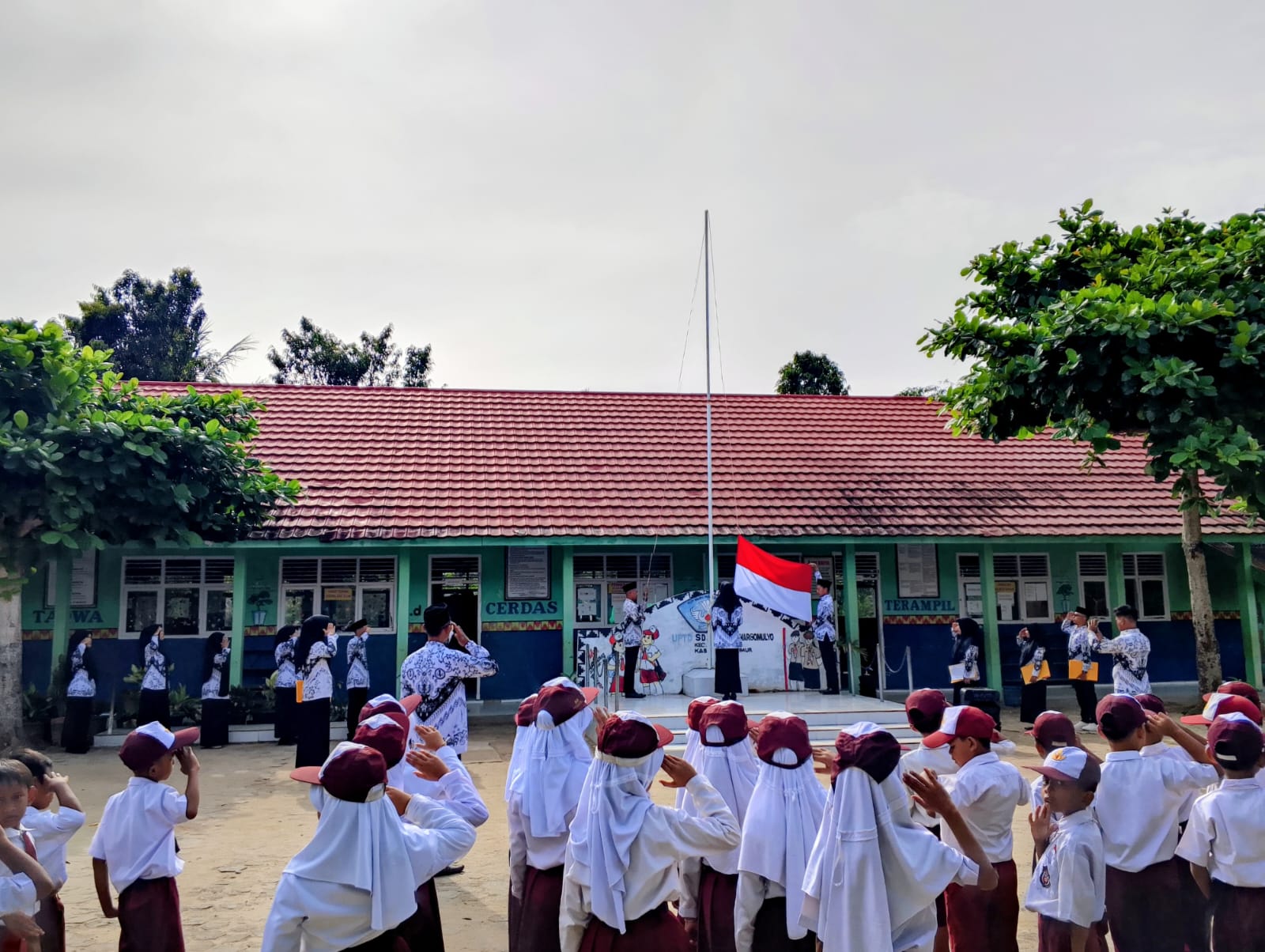 SDN 2 Hargomulyo Gelar Upacara Bendera Peringati Hari Guru Nasional ke-80