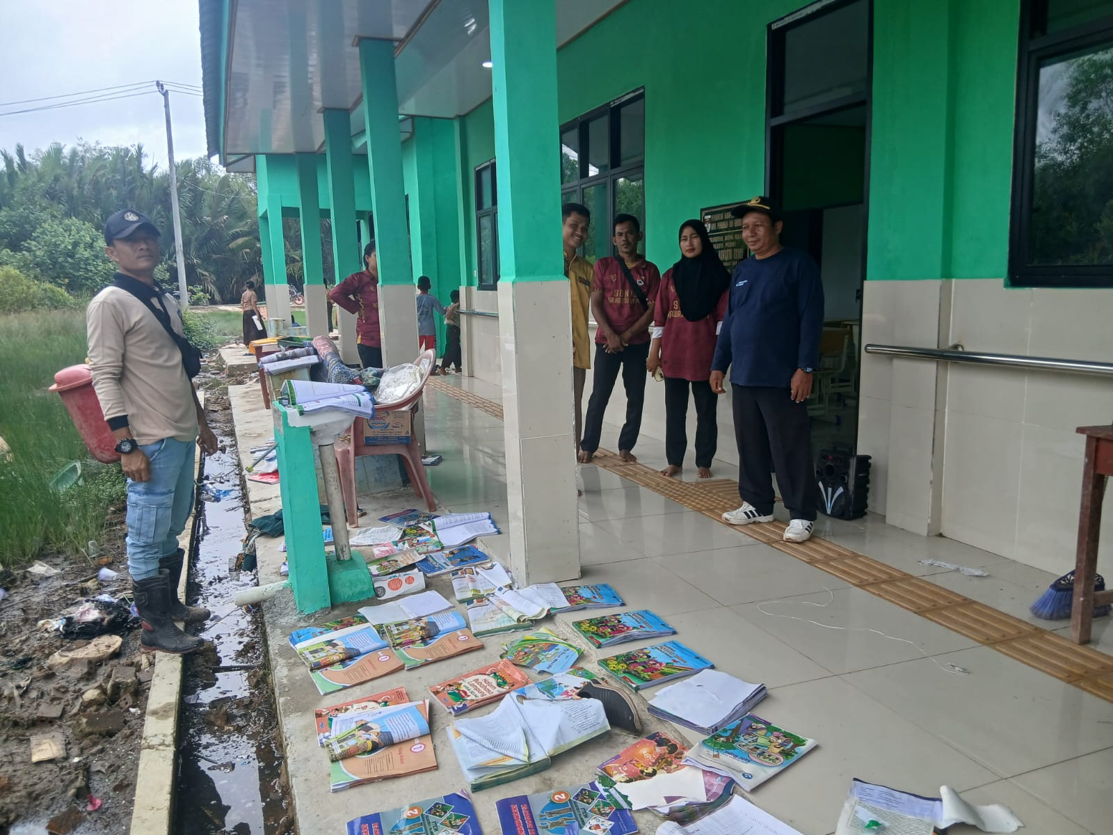 Banjir dan Puting Beliung Melanda Rawajitu Utara, Camat Hendra Kurniawan Turun Langsung Pastikan Warga Aman