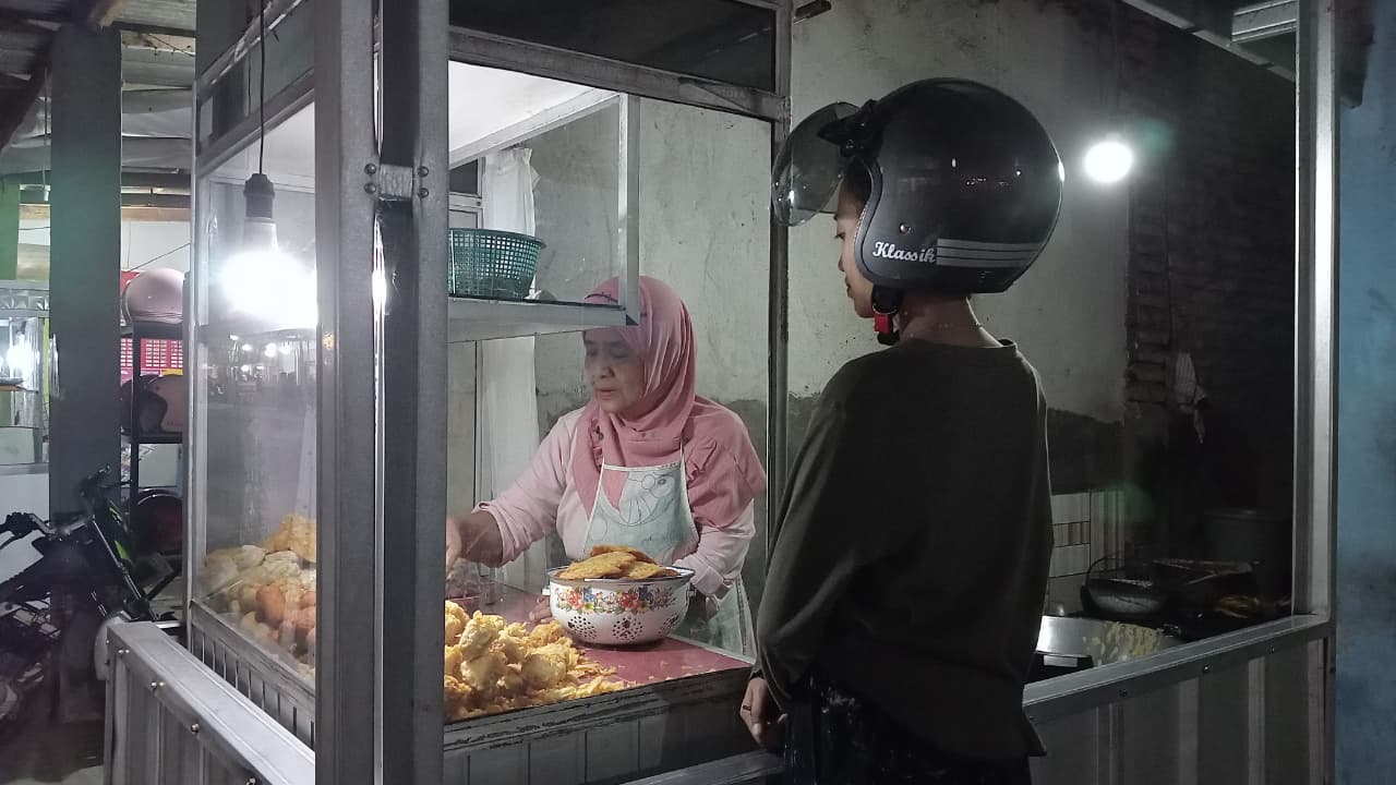 Kartiyem, Potret Kartini Masa Kini yang Masih Tekun Jual Gorengan di Usia 60 Tahun