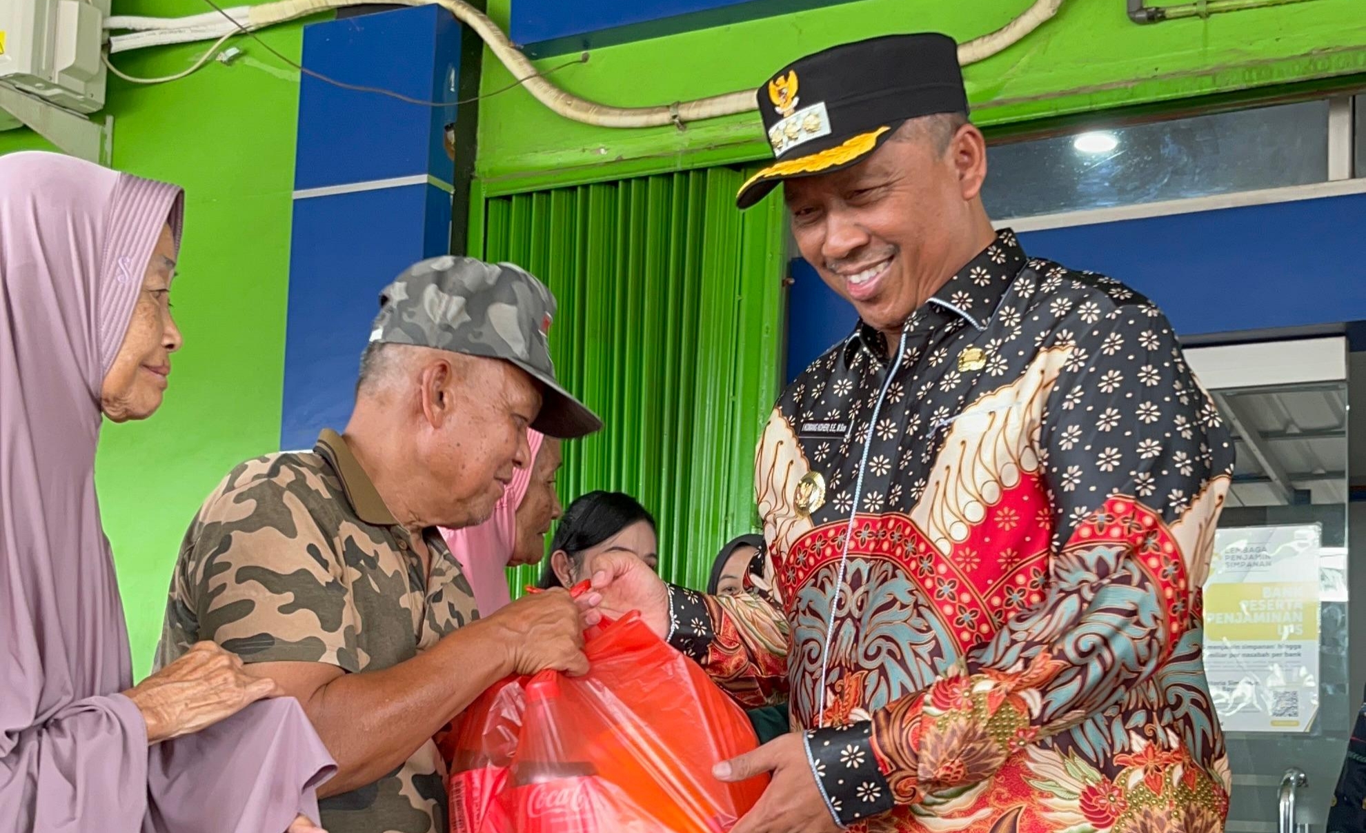 Plt Bupati Lampung Tengah Salurkan Bantuan Sembako untuk Warga Kota Gajah