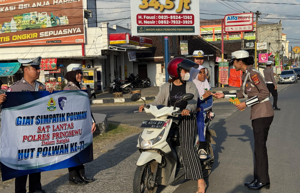 Bagikan Helm dan Coklat, Polwan Pringsewu Tunjukkan Kepedulian pada Pengendara