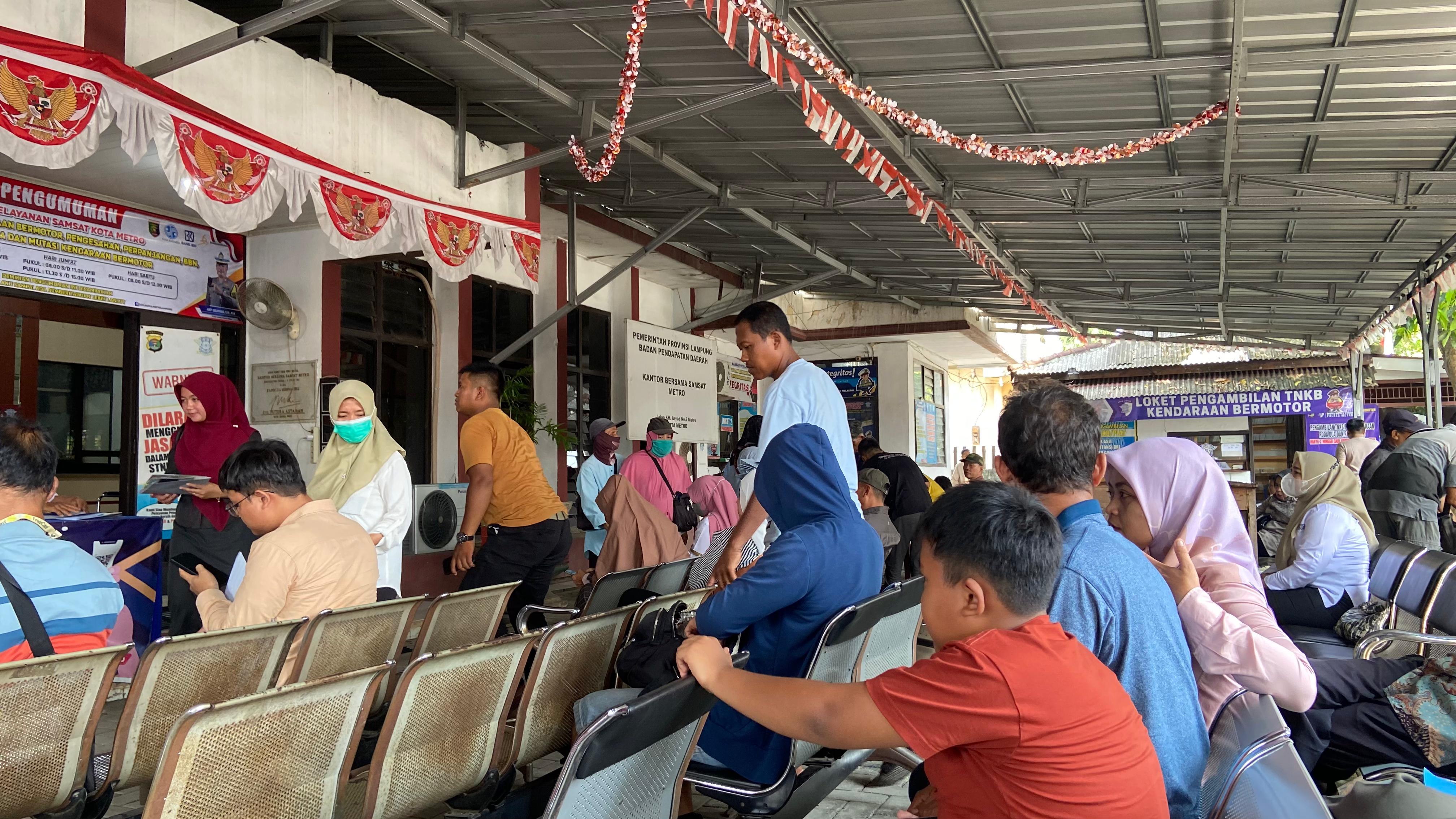 Antusiasme Warga Metro Membludak di Program Pemutihan Pajak Kendaraan