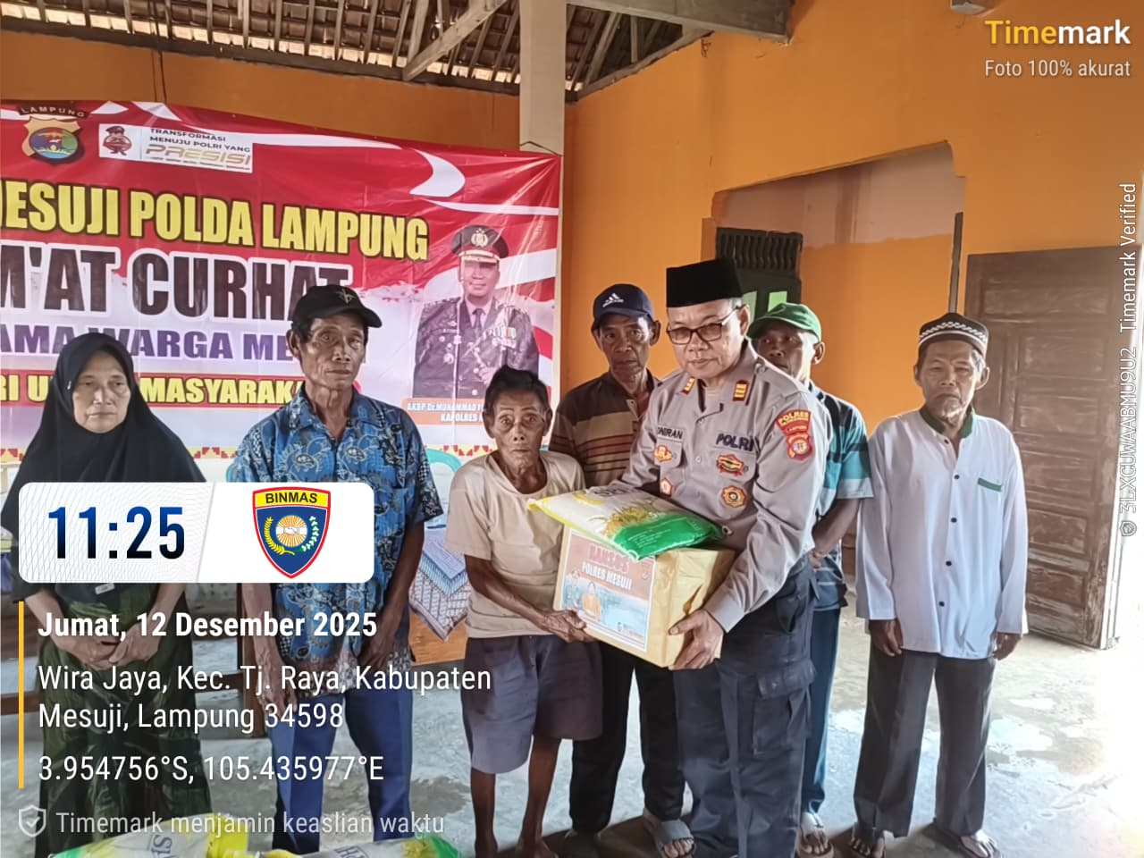 Jumat Curhat: 25 Warga Desa Wira Jaya Terima Bantuan Sembako dari Polres Mesuji