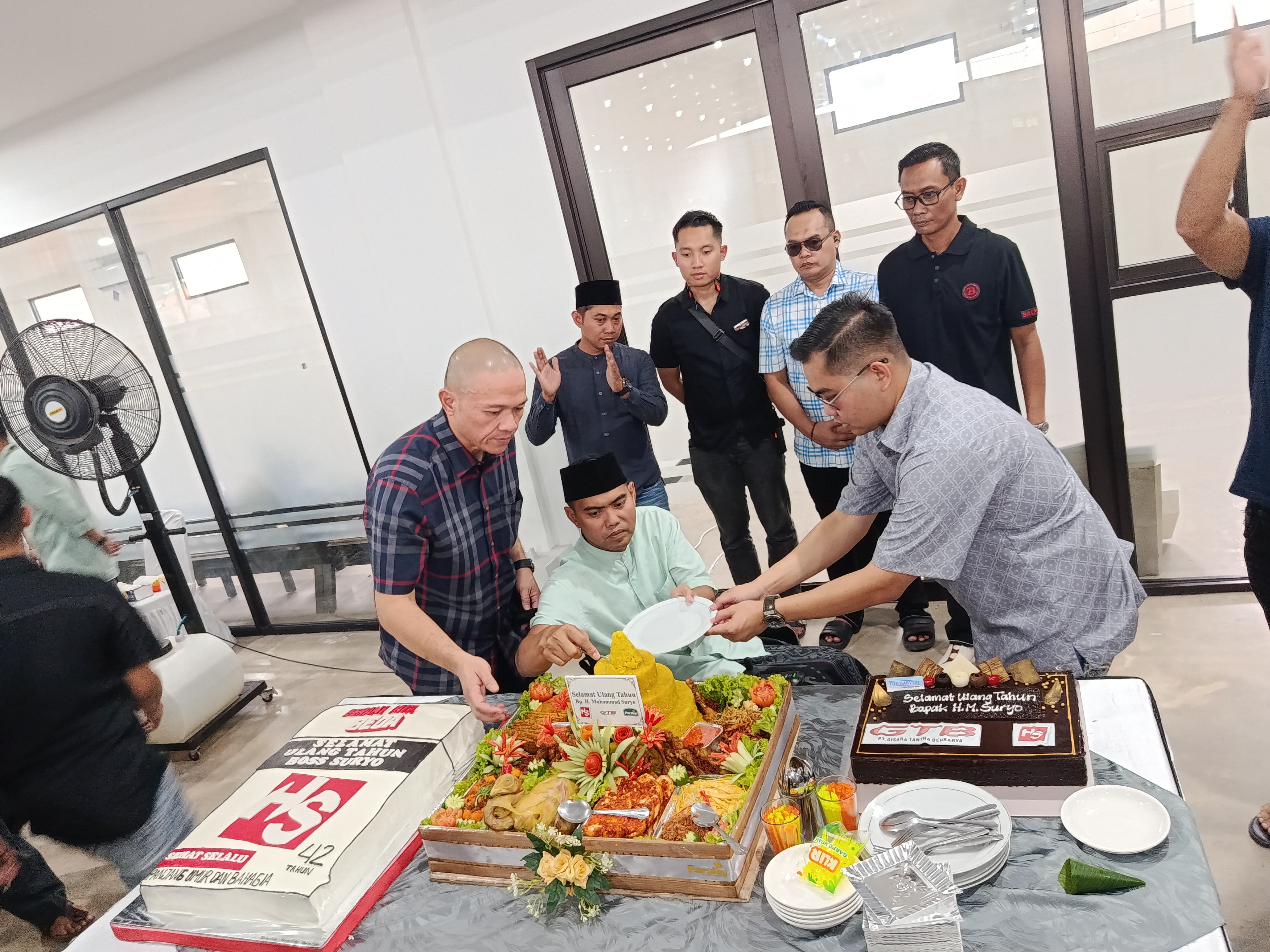 HS Rokok Bagikan 150 Paket Umroh Gratis