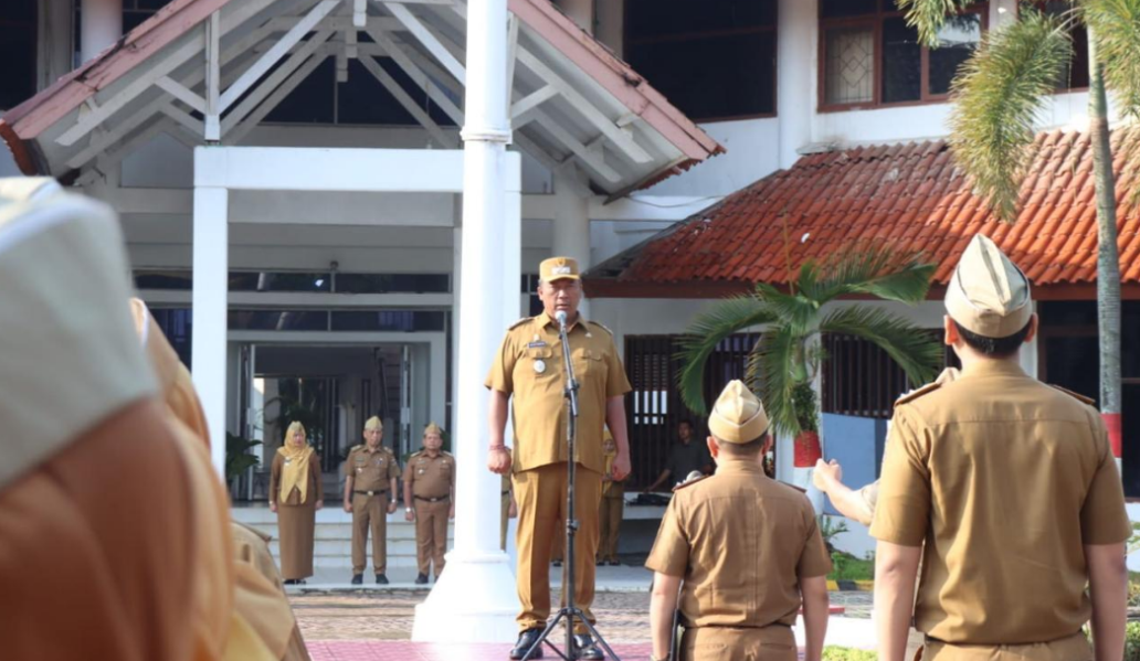 Jadi Pembina Apel Mingguan, Wabup I Komang Koheri Tekankan Kedisiplinan ASN