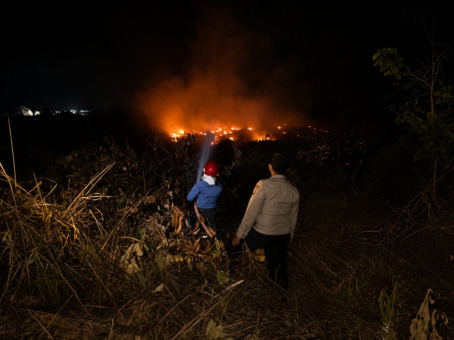 Polsek Simpang Pematang Respons Cepat Kebakaran Lahan di Pinggir Kawasan Hutan