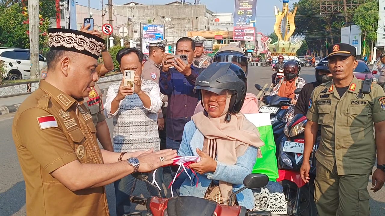 Semarakkan HUT RI ke-80, Pemkot Metro Bagikan Ratusan Bendera Merah Putih