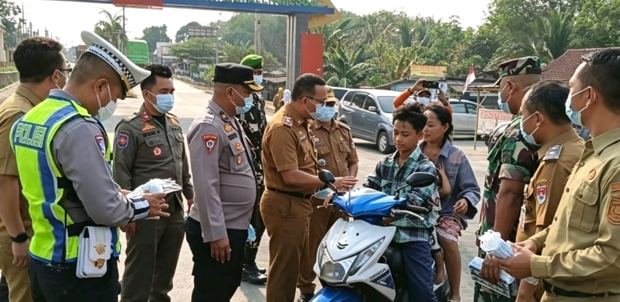 Warga Mesuji Diimbau Waspada Abu Vulkanik, Polisi Bagian Ribuan Masker di 16 Titik