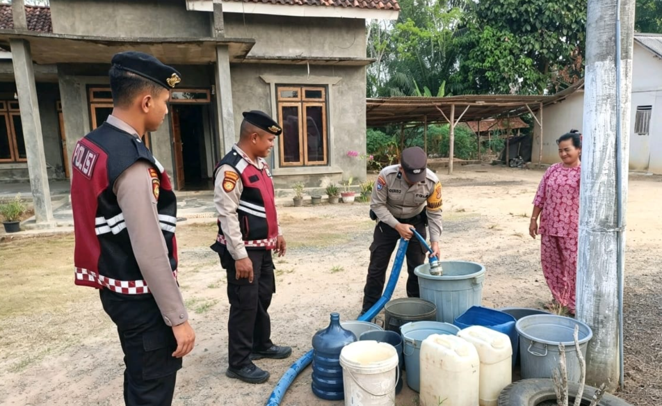 Kesulitan Air Bersih, Warga Desa Labuhan Permai Dapat Bantuan dari Polres Mesuji