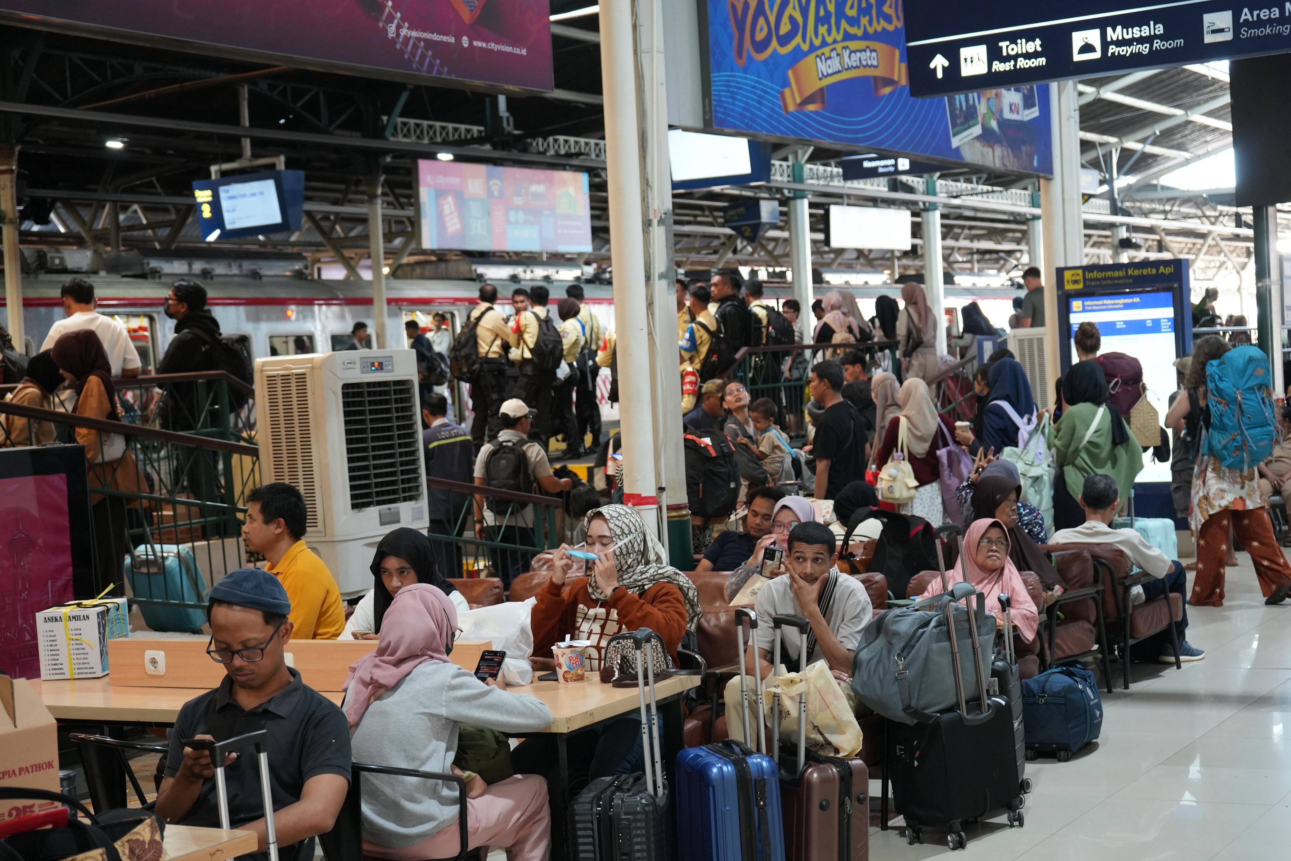 Puncak Arus Balik Long Weekend, Hampir 57 Ribu Penumpang Padati Stasiun Yogyakarta