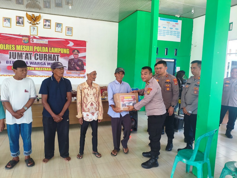 Jumat Curhat Polres Mesuji, Bagikan 25 Paket Sembako untuk Warga Margo Jadi