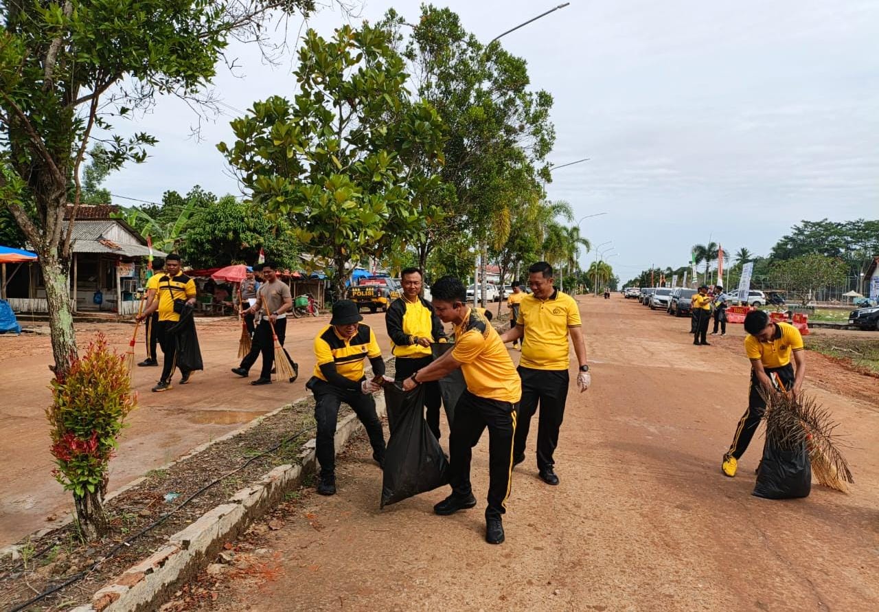 Aksi Beli Humanis, Polres Mesuji Langsung Turun Bersih-Bersih Pasca Acara Puncak HUT Mesuji