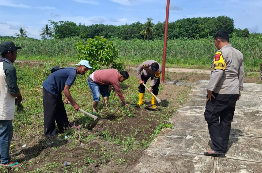  Polsek Dente Teladas Ajak Warga Guyub Lakukan Aksi Bersih Lingkungan
