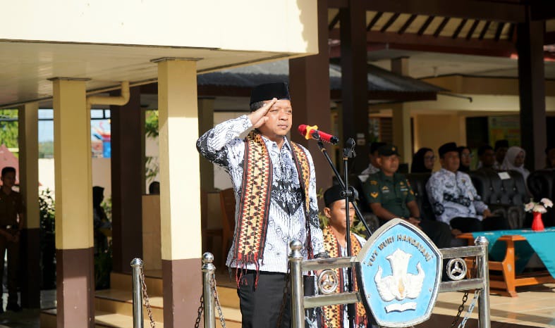 Pimpin Upacara HGN 2025, Bupati Riyanto Pamungkas Tekankan Guru Hebat sebagai Fondasi Indonesia Kuat