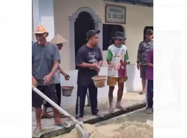 Gotong Royong Perbaiki Mushola, Roma Doni Yunanto Turun Langsung Bersama Warga