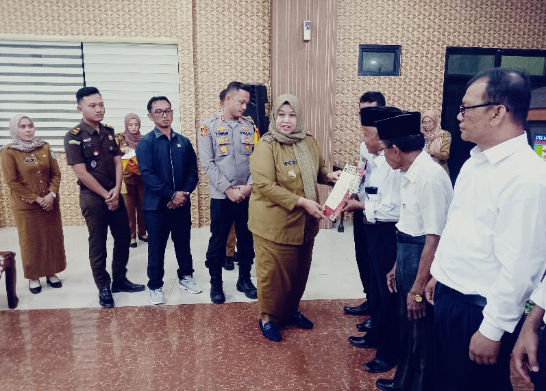 Wabup Umi Laila Serahkan Akte dan SK Badan Hukum Koperasi Merah Putih di Pringsewu
