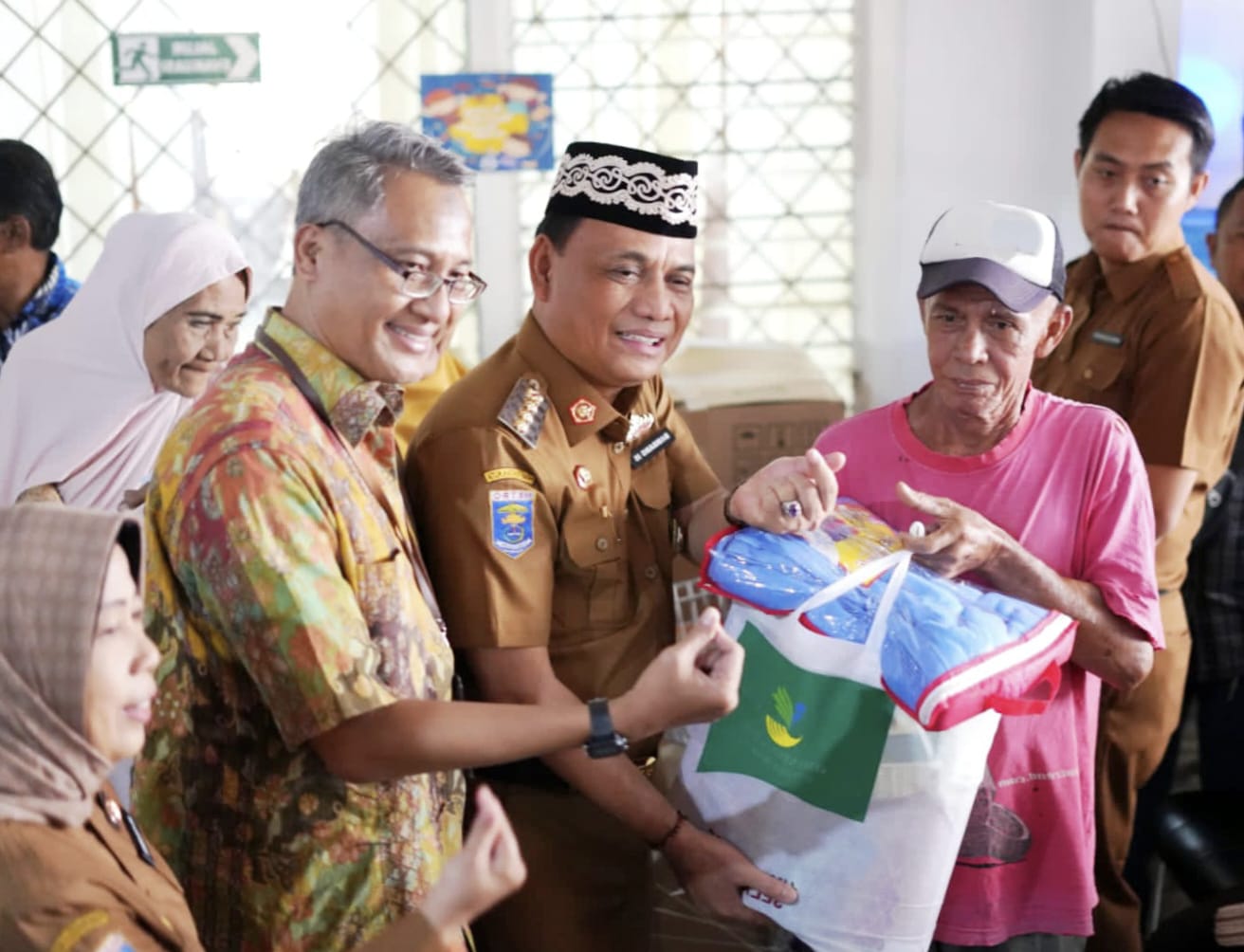 Wali Kota Metro Serahkan Bantuan ATENSI bagi Lansia Rentan