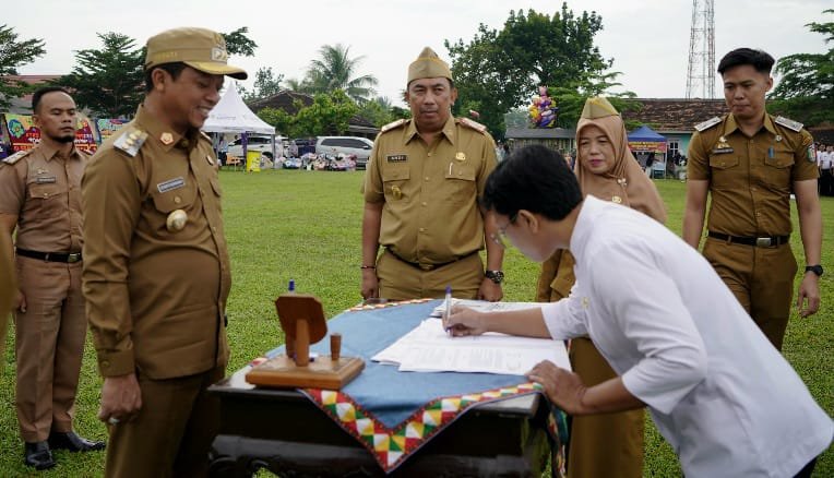 1.233 ASN PPPK Resmi Diambil Sumpah, Bupati Pringsewu Tekankan Profesionalisme dan Nilai BERAKHLAK