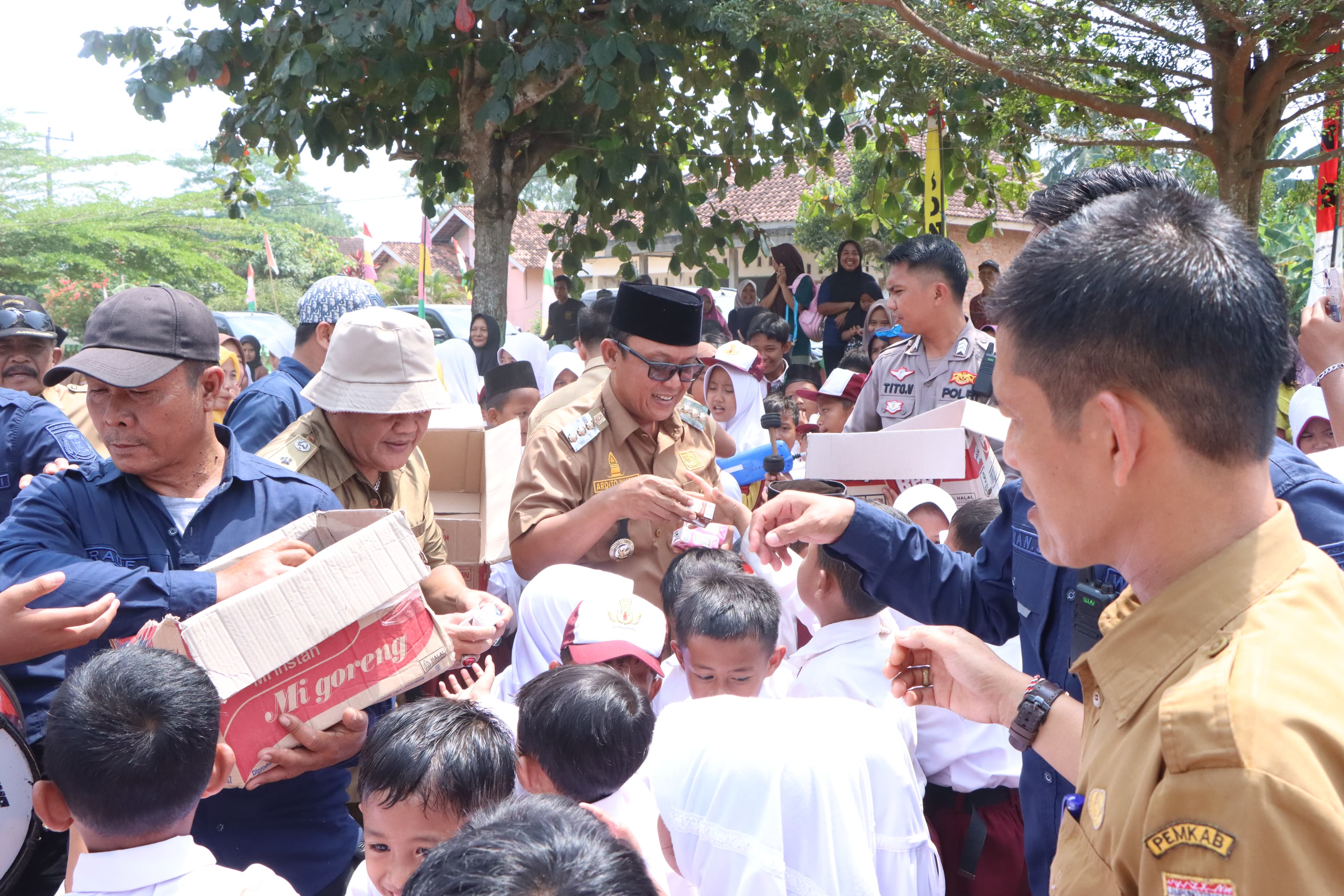 Bupati Ardito Wijaya Bagikan Susu Gratis di SD Negeri 3 Buyut Ilir