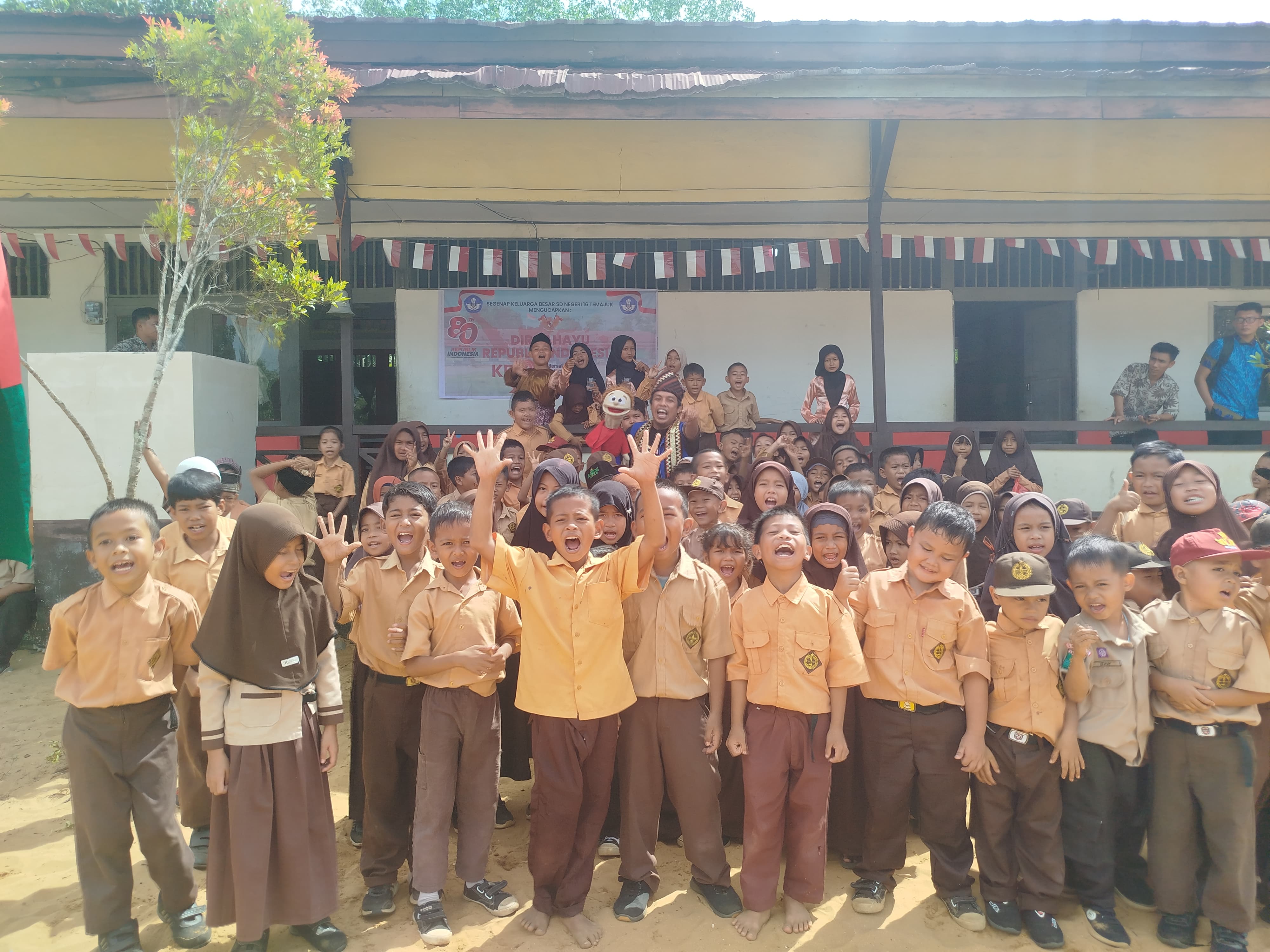 Pendongeng Lampung Menghibur Anak-anak Perbatasan Indonesia-Malaysia Lewat Cerita Cinta Tanah Air