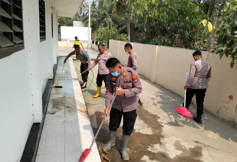 Dampak Abu Vulkanik Gunung Anak Krakatau, Polisi Bersihkan Rumah Ibadah hingga Sekolah di Pringsewu