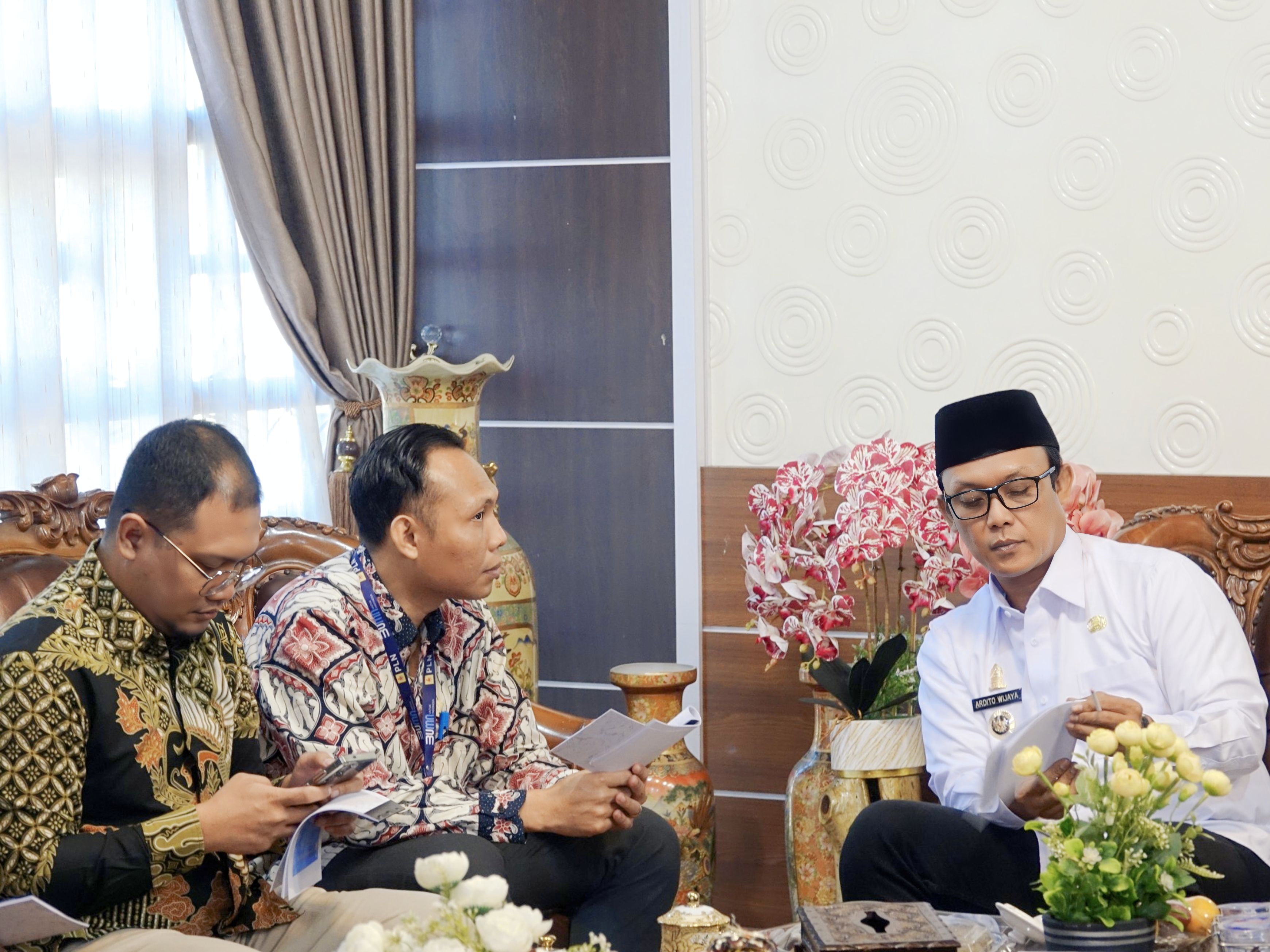 Akses Listrik Merata, Bupati Ardito Dorong Percepatan di Mataram Udik dan Way Terusan