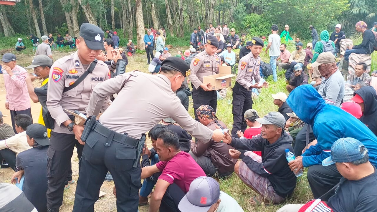  Tindakan Humanis Polres Mesuji: Bagikan Air Mineral untuk Massa Aksi di Kawasan PT Silva Inhutani 