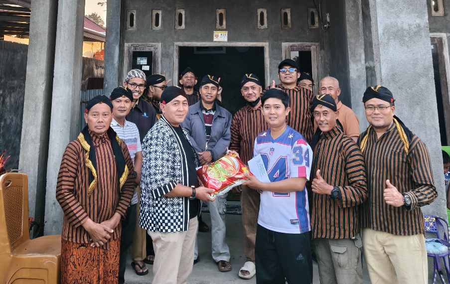 Rumah Warga Ludes Terbakar, Pujakesuma Lampung Barat Bergerak Salurkan Bantuan