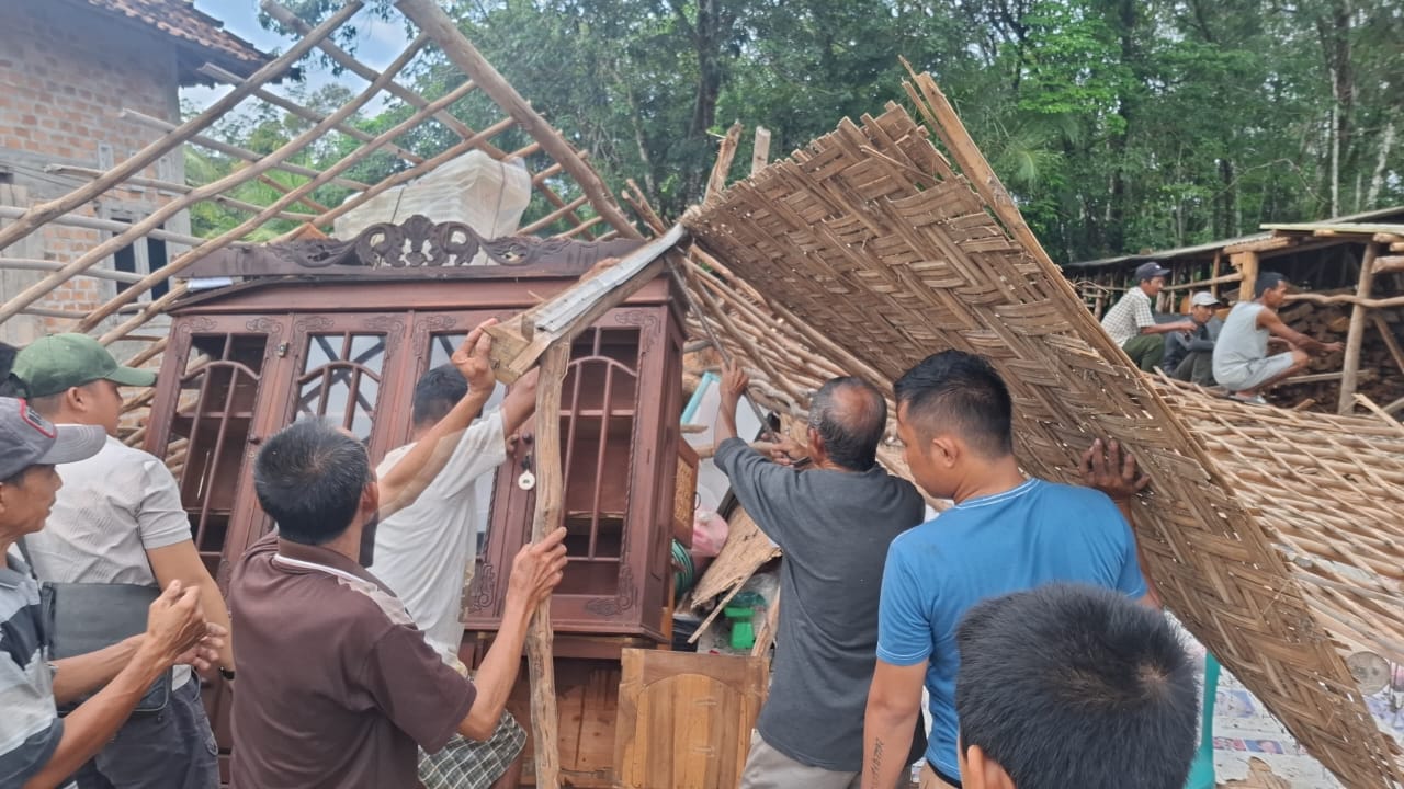 Nahas, Rumah Ambruk Timpa Warga Bandar Dewa hingga Dirawat di RSUD