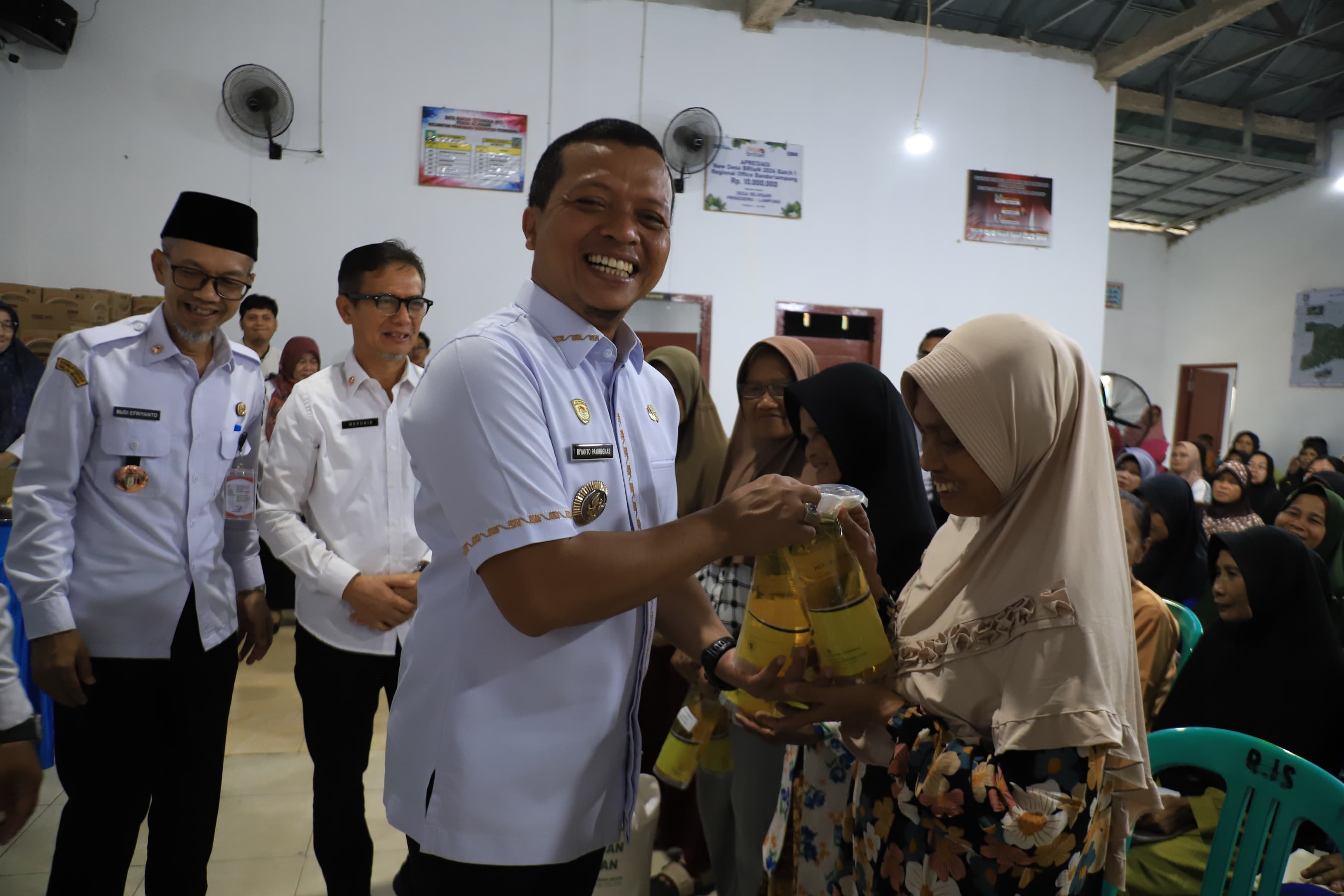 Dorong Kesejahteraan Masyarakat, Bupati Pringsewu Serahkan Bantuan Pangan Tahun 2026 