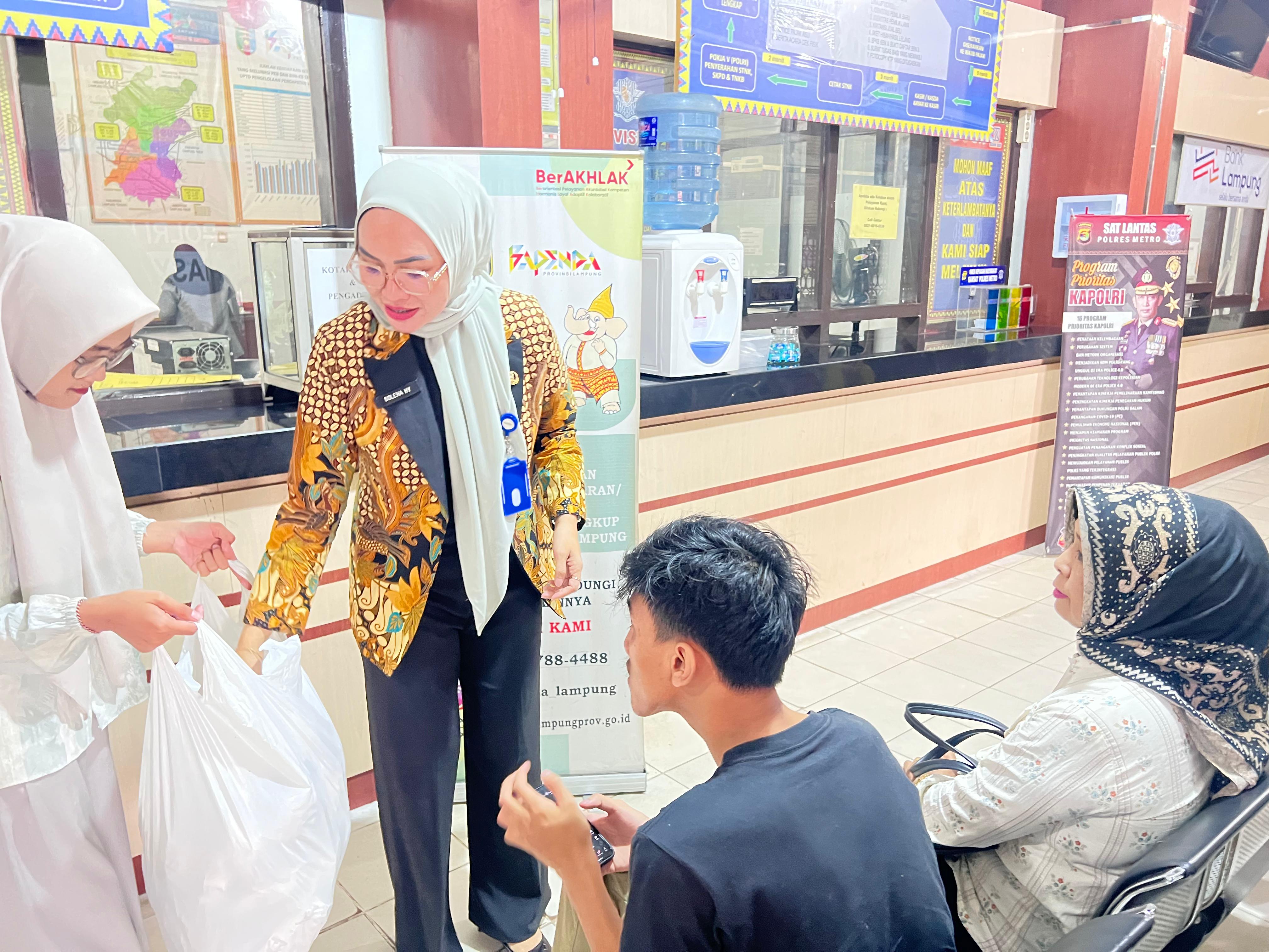Jumat Berkah Samsat Kota Metro: Membangun Silaturahmi Melalui Pelayanan Publik