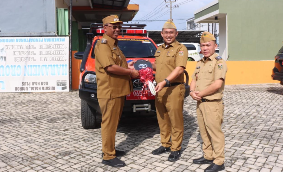 Plt Bupati I Komang Koheri Pimpin Apel dan Serah Terima Hibah Peralatan Penanggulangan Bencana