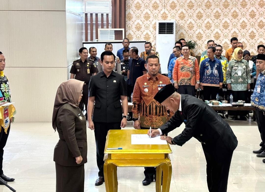 Bupati Elfianah Resmi Lantik Sunardi sebagai Sekwan DPRD Mesuji, Ini Pesannya