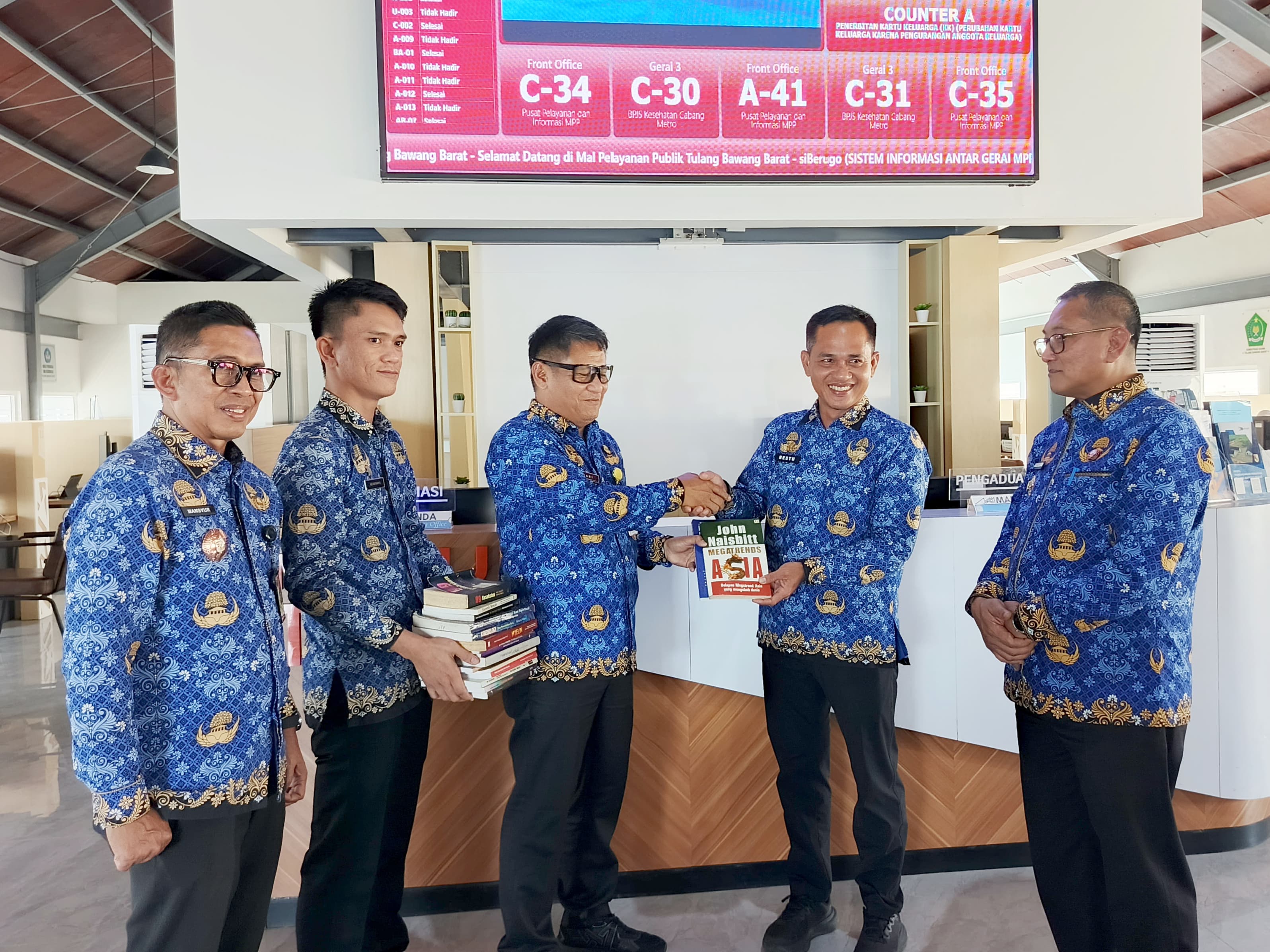 Kepala DPMPTSP Tubaba Hibahkan Buku untuk Perpustakaan Daerah
