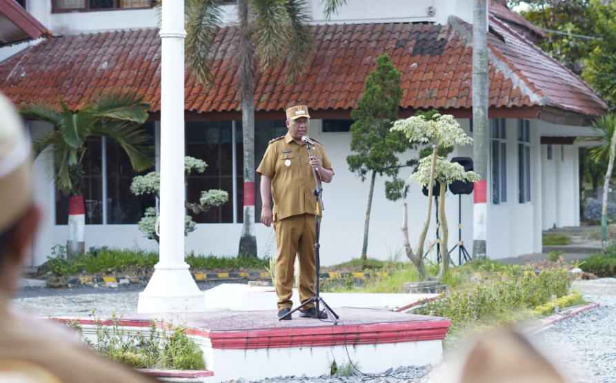 Apel Mingguan, Plt. Bupati I Komang Koheri Tegaskan Disiplin dan Profesionalisme ASN 