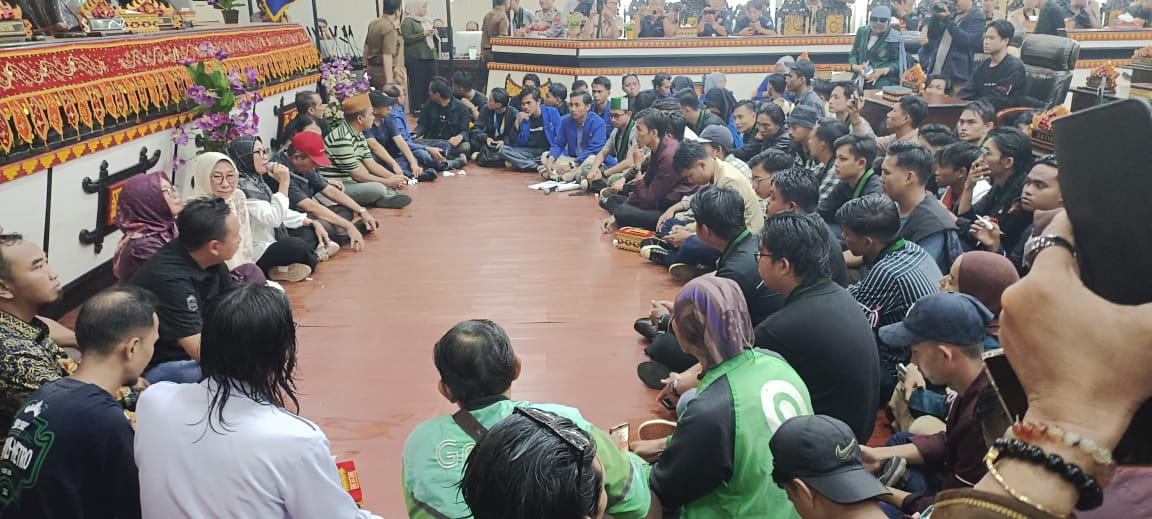 Rela Basah Kuyup, Mahasiswa Metro Suarakan 11 Tuntutan di DPRD