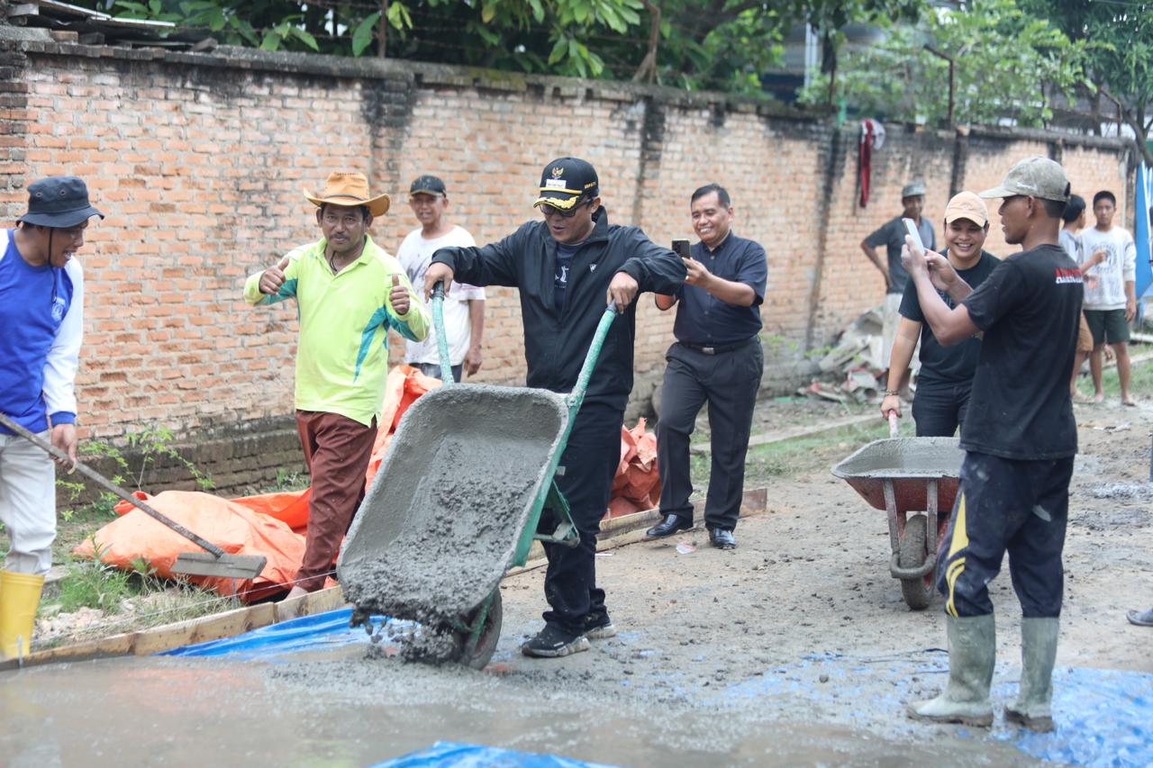 Kompak Bangun Jalan Desa, Warga Purworejo Tuai Apresiasi dari Bupati Ardito Wijaya