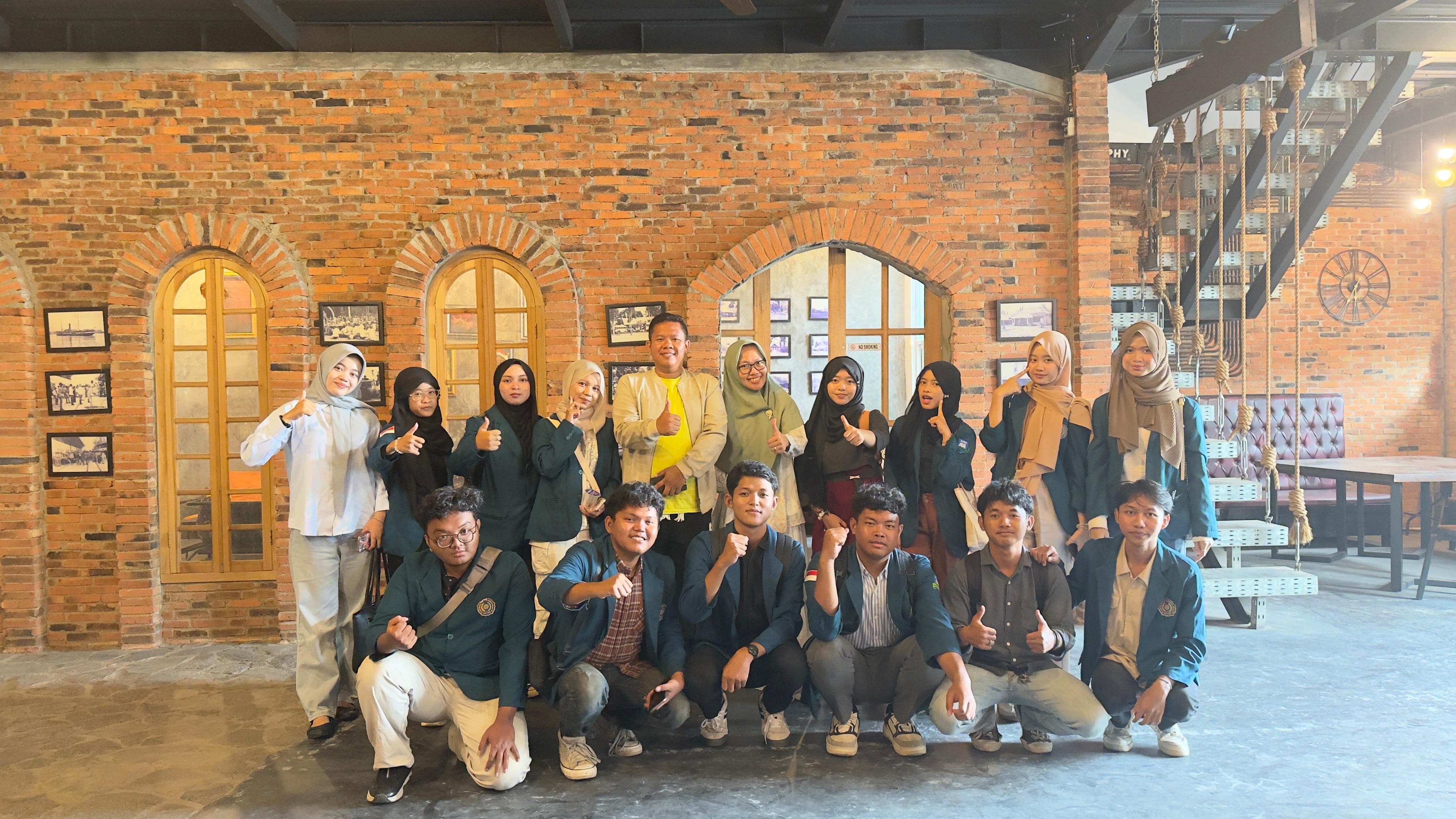 Kunjungi Radar Metro, Mahasiswa PBI UM Metro Perdalam Wawasan Jurnalistik 