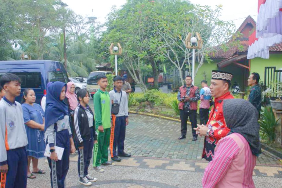 Walikota Metro Lepas 7 Siswa Ikuti SR Tingkat SMA, Dorong Belajar dan Keterampilan Hidup