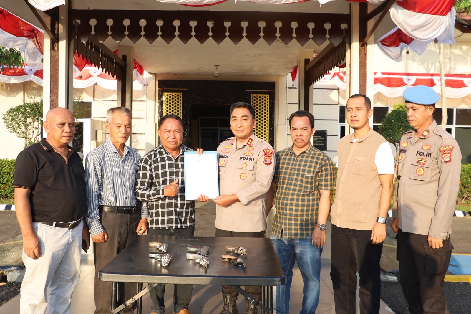 Kapolres Mesuji Terima 6 Pucuk Senpira dari Tokoh Masyarakat Talang Gunung