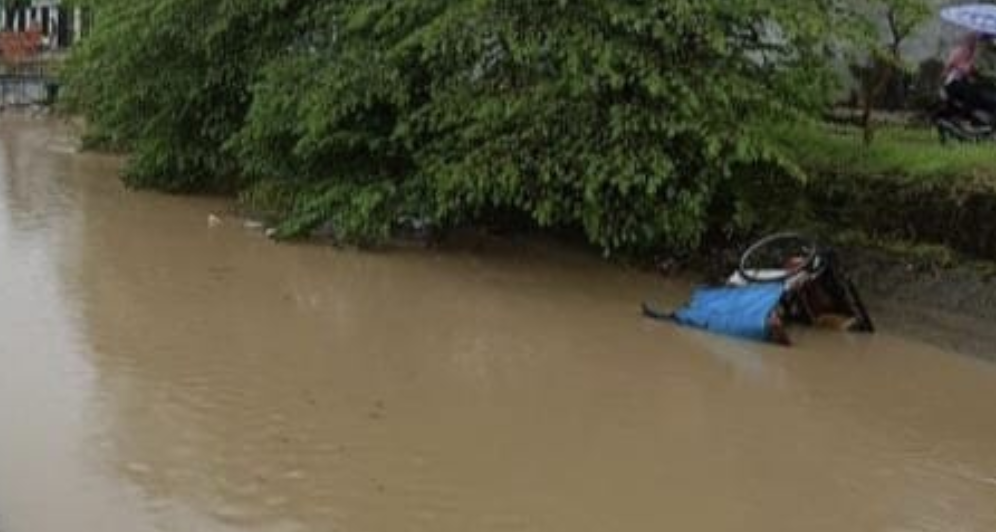 Tim BPBD Metro Turunkan Perahu Karet Cari Pengemudi Becak Tenggelam di Irigasi Imopuro