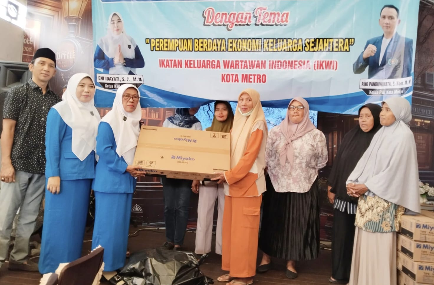 Tingkatkan Kemandirian Ekonomi, IKWI Metro Salurkan Bantuan Alat Memasak untuk 7 PEKKA 