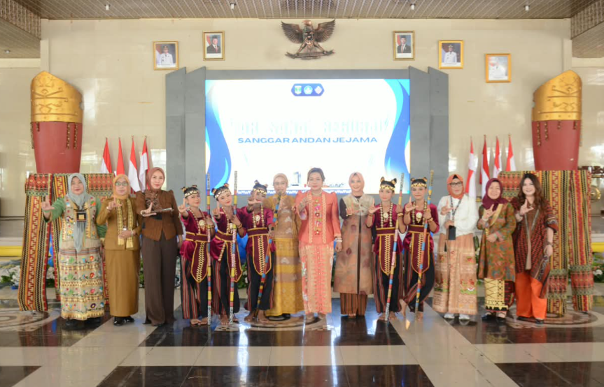 Dekranasda Lampung Tengah Angkat Potensi Batik dan Tapis Lewat Fashion Show di PKD 2026